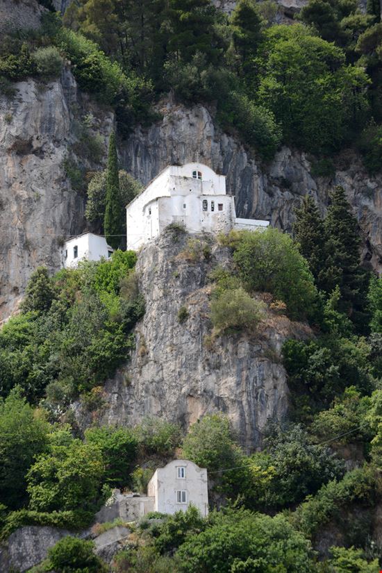 Chiesa di Santa Maria del Bando La chiesa nella roccia di Atrani Shutterstock.com 